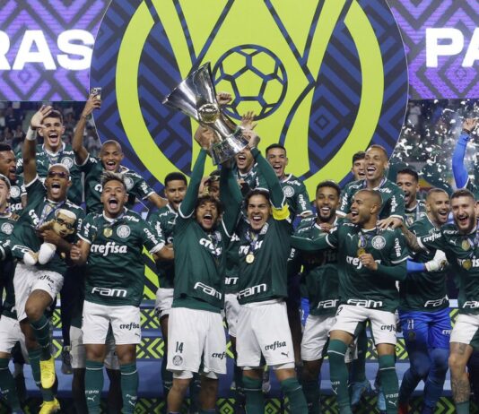 Palmeiras vence América-MG e recebe troféu de campeão Brasileiro. Com equipe reserva, Flamengo fica no 2 a 2 com o lanterna Juventude