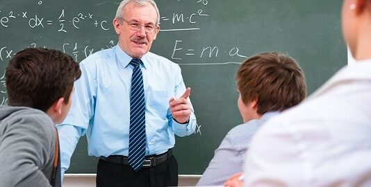 Dia do Professor: fonoaudióloga do Hapvida NotreDame Intermédica orienta como proteger as cordas vocais