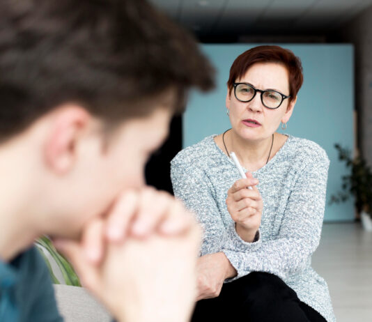 Como deve ser realizado o tratamento de adolescentes com ansiedade?