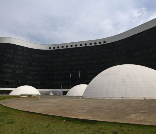 Agência Brasil explica como é a diplomação dos candidatos eleitos. Presidente e vice eleitos serão diplomados hoje no TSE