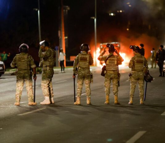 ATENTADO A DEMOCRACIA: Manifestantes tentam invadir sede da PF e queimam veículos no DF. Protesto começou após prisão decretada por ministro do STF
