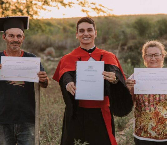 Filho de agricultores conclui mestrado e homenageia pais com ensaio fotográfico: ‘Meus maiores mestres’ Mateus Araújo é natural de Boa Vista, no Cariri da Paraíba, e concluiu o mestrado em jornalismo pela UFPB.