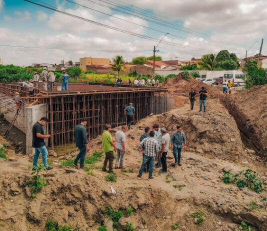 Bruno e vereadores vistoriam obras que têm um ponto em comum: garantem soluções para problemas históricos nos bairros de Campina Grande