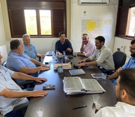 Secretaria de Planejamento entrega projetos finais da Avenida Plínio Lemos à Secretaria de Obras