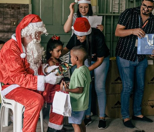 Mais de 300 estudantes da Rede Municipal recebem presentes do projeto ‘Papai Noel nas Escolas’ em Campina Grande