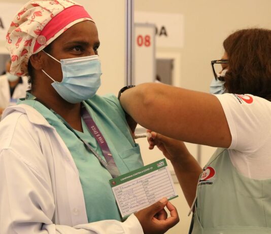 Após dois anos de covid, um em cada quatro jovens não estuda. Nível de ocupação no Brasil subiu de 51% em 2020 para 52,1% em 2021