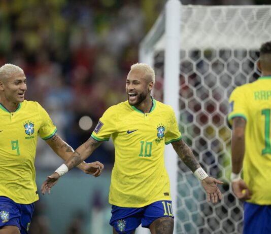 Brasil define classificação no primeiro tempo e goleia Coreia do Sul. Neymar (centro) deixou o seu. Croácia é o desafio nas quartas