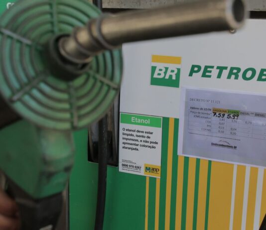 Petrobras reduz preços da gasolina e do diesel para as distribuidoras. Gasolina passará de R$ 3,28 para R$ 3,08 o litro