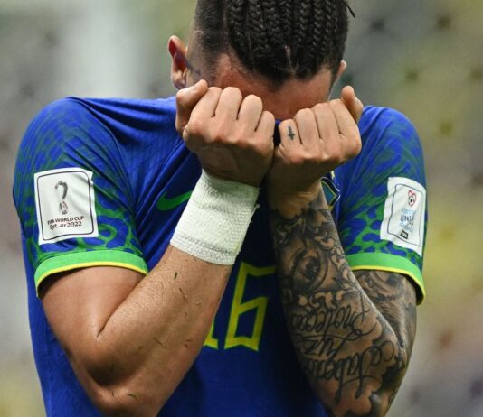 Alex Telles e Gabriel Jesus estão fora da Copa do Mundo. Lesões durante derrota para Camarões levou ao corte dos jogadores