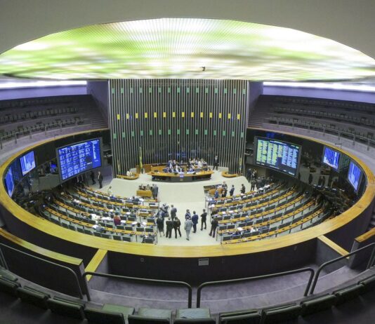 Câmara aprova texto-base da PEC da Transição em primeiro turno. Um destaque e segundo turno ficam para sessão desta quarta-feira