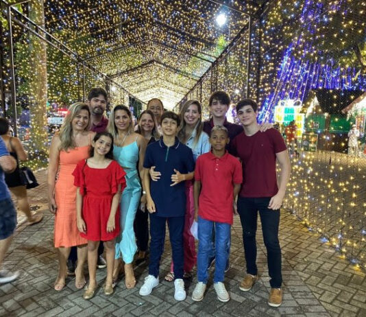 Decoração natalina atrai famílias em véspera de Natal em Campina