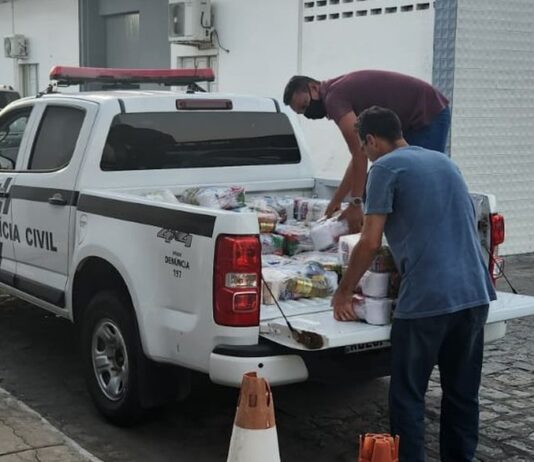 AMOR AO PRÓXIMO: Policiais civis fazem ‘operação diferente’ e distribuem alimentos e presentes em Campina Grande