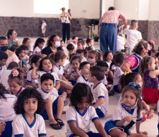 Crianças da Casa João Moura recebem visita do Papai Noel da CDL