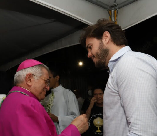 Bruno prestigia missa no Parque do Povo em homenagem à padroeira de Campina Grande