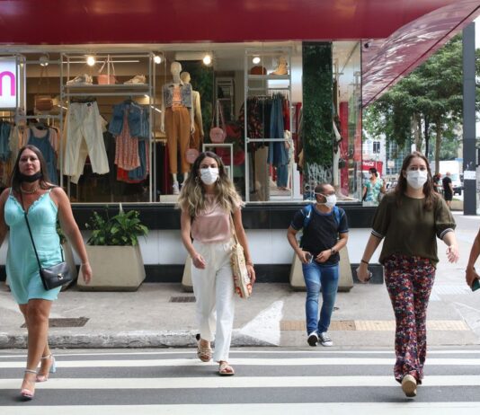 Covid-19: Brasil registra 24.227 casos e 35 mortes em 24 horas. No total, foram registrados 35,36 milhões de casos e 690.109 óbitos