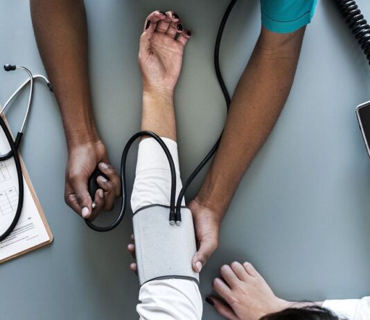 João Azevêdo anuncia pagamento do piso da enfermagem a partir de janeiro