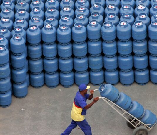Petrobras reduz preço do gás de cozinha em 9,7% para distribuidoras. Queda é de R$ 4,55 a partir desta quinta-feira