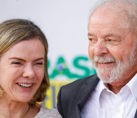 Lula deve anunciar primeiros ministros nesta sexta-feira, diz Gleisi