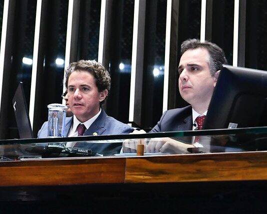 Ao votar a favor e presidir parte da sessão, Veneziano destaca a importância do papel econômico e social da PEC da Transição