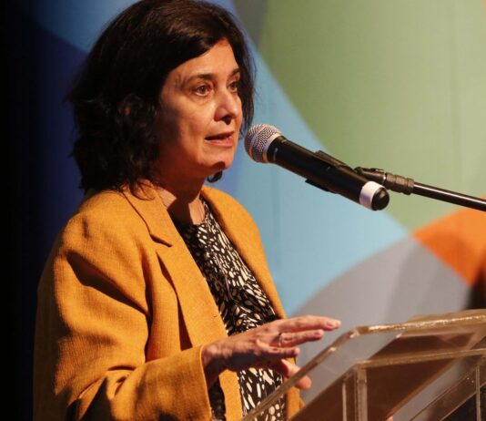 Governo prepara plano emergencial para realizar exames e cirurgias. Ministra da Saúde se comprometeu a normalizar abastecimento de vacinas