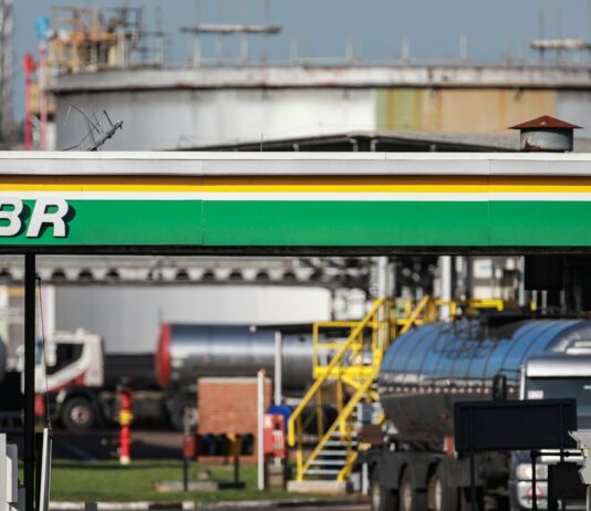 Petrobras aumenta preço de venda de gasolina para as distribuidoras. Preço médio de venda terá aumento de R$ 0,23 por litro