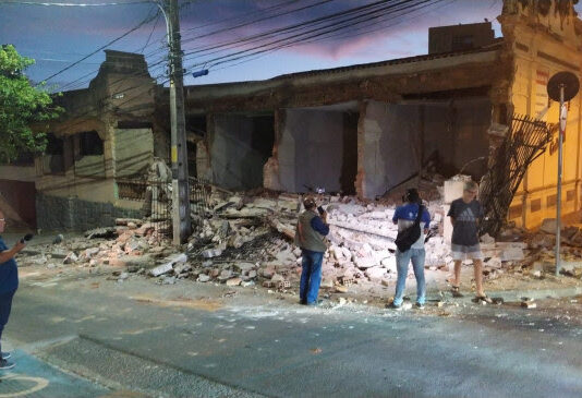 Equipes da Prefeitura de Campina Grande acompanham caso de desmoronamento de imóvel no centro da cidade