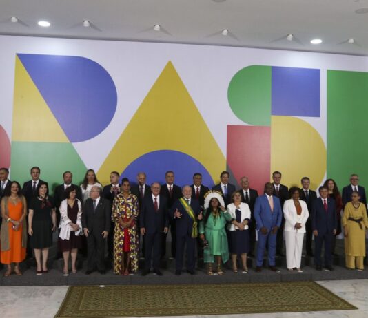 Lula dá posse a ministros e assina primeiras medidas de governo. Atos incluem Bolsa Família de R$ 600 e decreto sobre armas