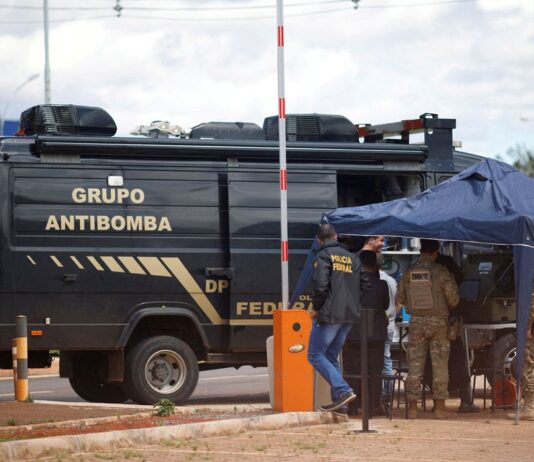 Acusado de planejar explodir bomba em Brasília se entrega à polícia. Alan Rodrigues está preso preventivamente em Mato Grosso