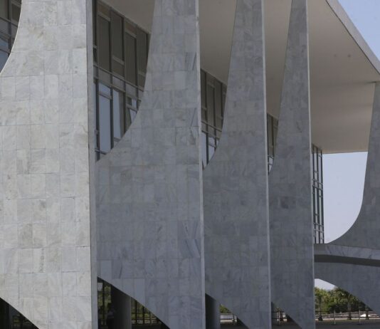 Lula fará reunião com todos os governadores no dia 27 de janeiro. Objetivo é retomar diálogo federativo, disse ministro da Casa Civil