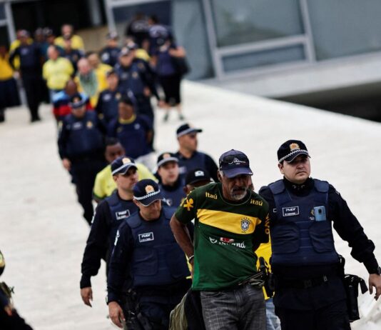 Justiça mantém prisão de 942 investigados por atos golpistas. Acusados respondem por ato preparatório de terrorismo e outros crimes