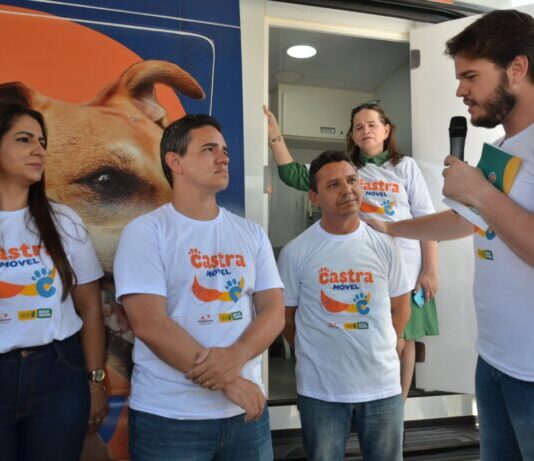 Bruno entrega Castramóvel, durante evento de adoção de animais