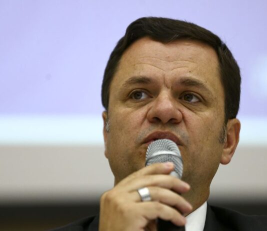 Anderson Torres é preso pela PF após desembarcar em Brasília. Ex-ministro da Justiça teve prisão preventiva referendada por STF