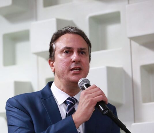 Piso nacional dos professores sobe para R$ 4.420,55. Portaria foi assinada pelo ministro da Educação, Camilo Santana