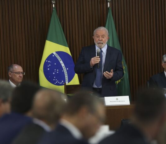 Lula acerta criação de plano comum de obras com governadores. Será criada ainda uma comissão para discutir ICMS com o STF