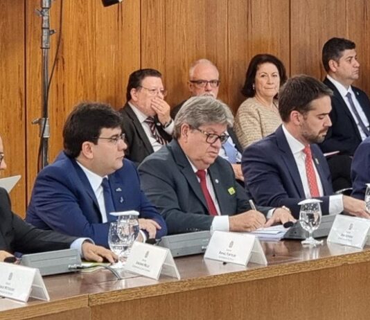 João Azevêdo passa a integrar Conselho da Federação presidido por Lula. Governador comporá instância de diálogo com representações dos governos federal, estaduais e municipais.