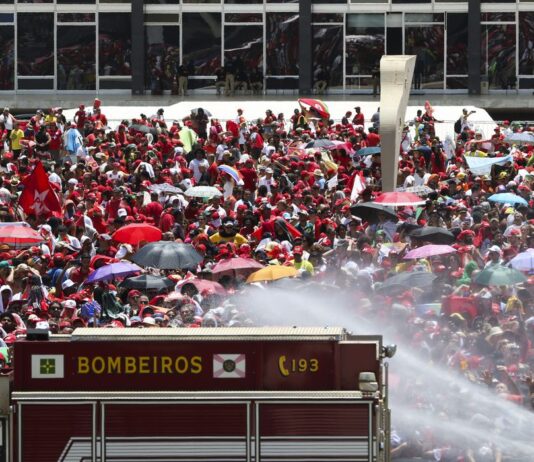 Multidão toma conta da Esplanada em domingo ensolarado na capital. Termômetros marcam 28°C e bombeiros jogam água na população