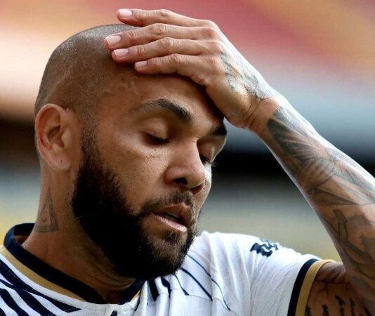 Dani Alves teria admitido relações sexuais com mulher que o acusa, diz jornal