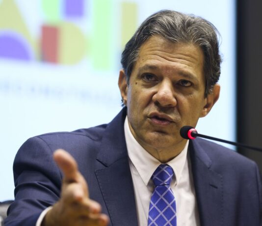 Haddad anuncia pacote de R$ 242,7 bi para melhorar contas públicas. Medidas envolvem reversão de desonerações e mudanças no Carf