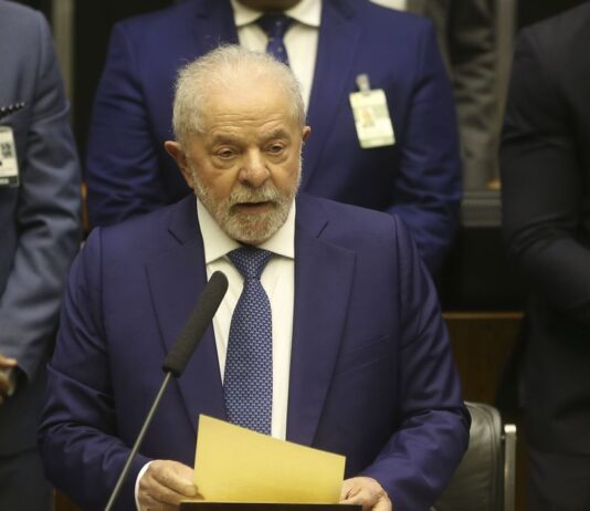 Em seu primeiro dia como presidente, Lula assina 52 decretos e 4 MPs Lula. também revogou outros atos do ex-presidente Jair Bolsonaro