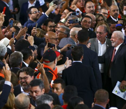 Mínimo tem que subir de acordo com o crescimento da economia, diz Lula Grupo vai elaborar nova Política de Valorização do Salário Mínimo