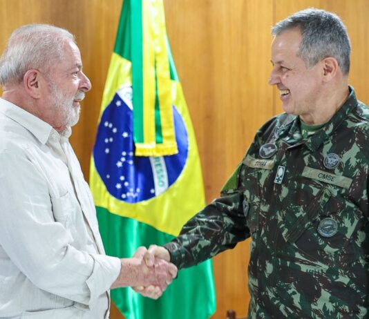 Governo federal anuncia troca no Comando do Exército. General Tomás Miguel Ribeiro Paiva assume o cargo