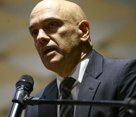 Moraes inclui Bolsonaro em inquérito sobre ataques antidemocráticos. Decisão atendeu pedido da Procuradoria-Geral da República