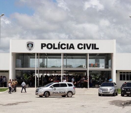 Homem é morto com mais de 40 tiros após dez homens encapuzados invadirem casa, em João Pessoa. Emerson foi arrastado para fora de casa. Polícia ainda não tem informação sobre os suspeitos e a motivação do crime.