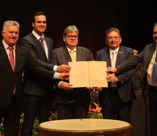 João Azevêdo e Lucas Ribeiro tomam posse como governador e vice-governador da Paraíba