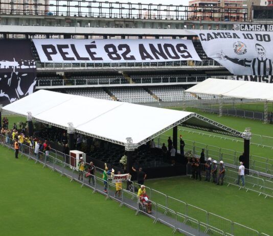 Corpo do Rei Pelé começa a ser velado na Vila Belmiro. Cerimônia é aberta ao público e segue até as 10h de terça-feira