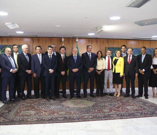 Lula: atos terroristas foram ação de aloprados que serão punidos. Parlamentares entregaram decreto de intervenção no DF ao presidente