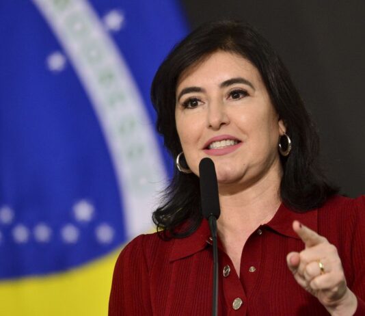 Pobres estarão no orçamento público, diz Simone Tebet ao assumir cargo. Cerimônia concorrida teve a presença de mais de 1 mil pessoas