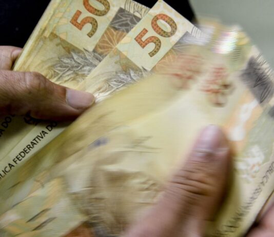Salário mínimo de R$ 1.320 começa a valer hoje. Aposentadorias do INSS são atreladas ao piso nacional