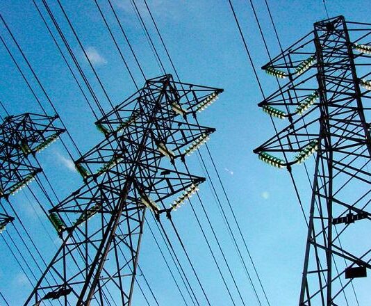 Brasil teve 16 torres de energia danificadas e 4 derrubadas em janeiro. Segundo Aneel, episódios ocorreram em quatro estados: PR, MT, RO e SP