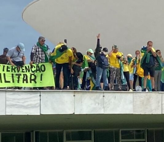 Vândalos Terroristas, Manifestantes invadem Congresso, Planalto e STF. Eles romperam barreira da PM, Governo do Distrito Federal omisso